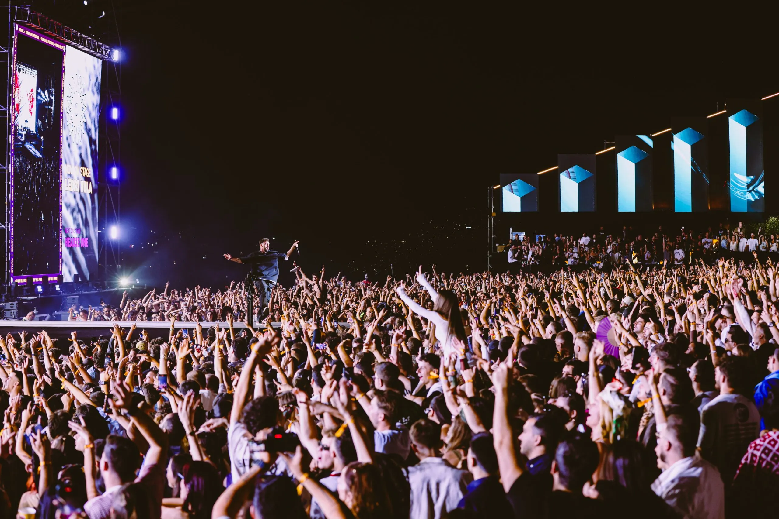 Sahne onunde coskulu kalabalik