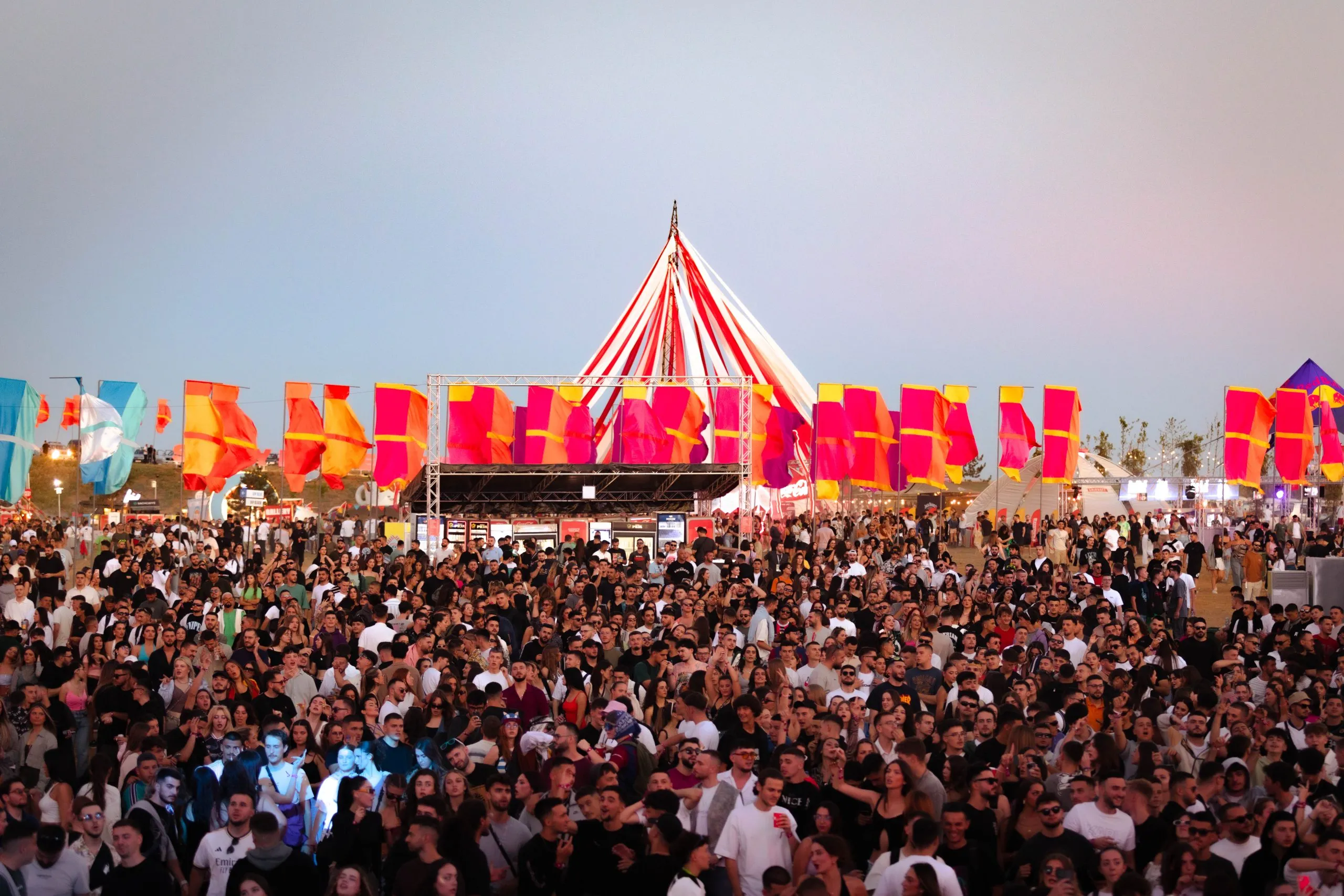 Festival performansi sirasinda kalabalik