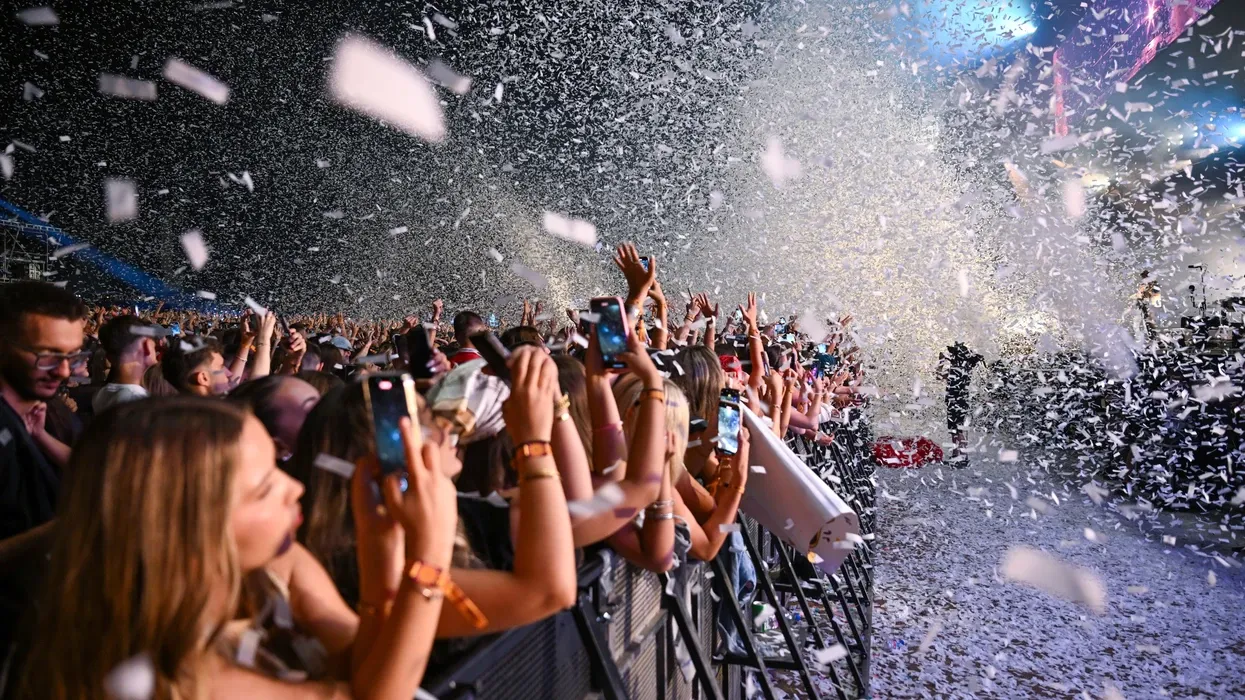 Festival sirasinda konfeti patlamasi