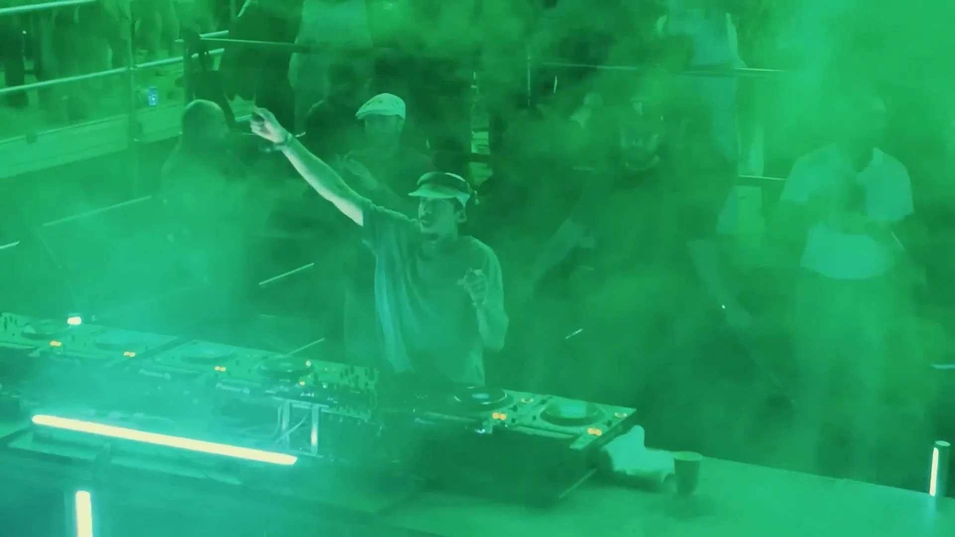 Yeşil dumanlı DJ