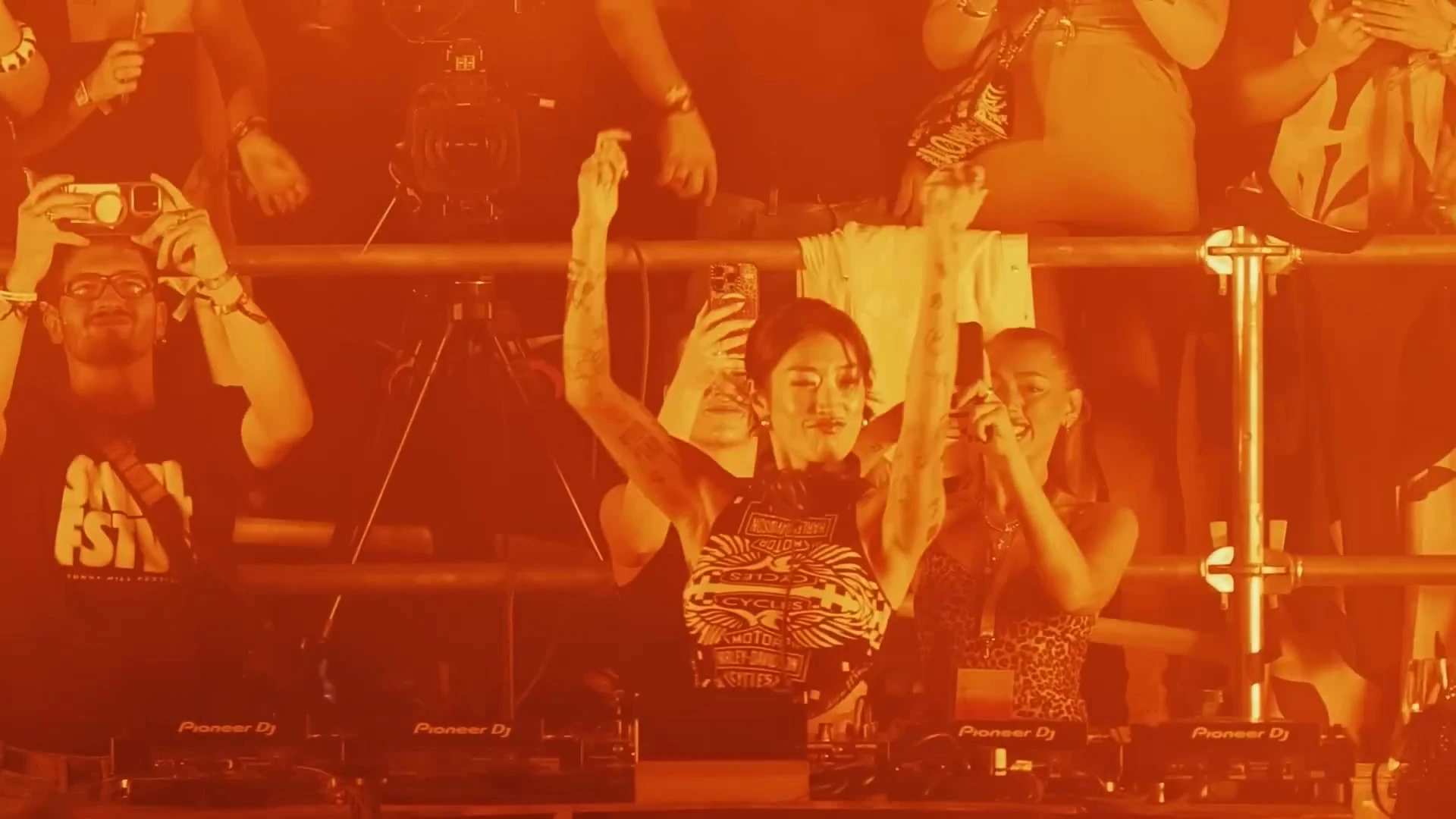 Turuncu ışıklı DJ