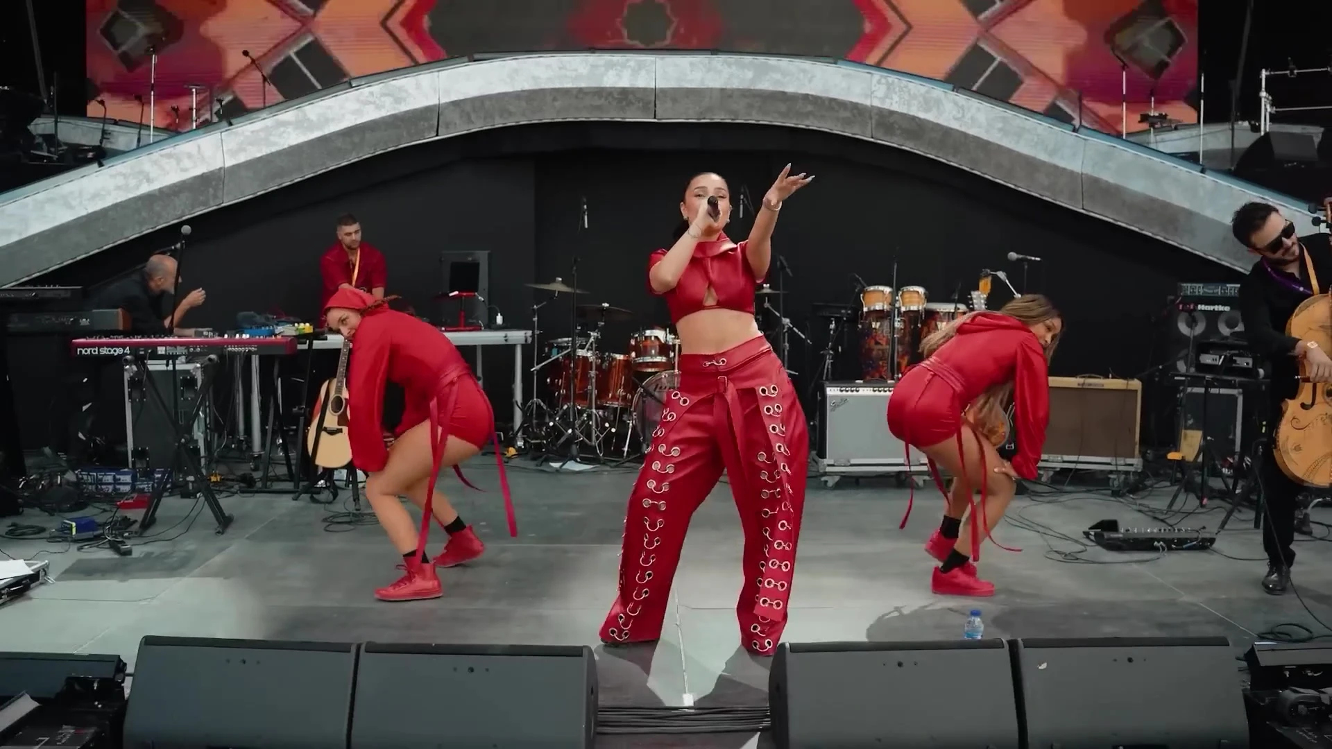 Kırmızı kostümlü performans