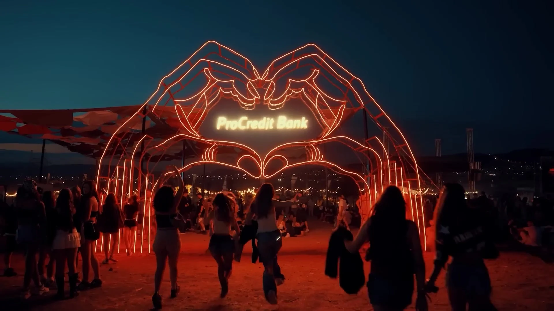 Neon ışıklı kapı